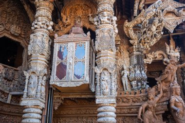 Pattaya, Tayland - 31 Aralık 2023: Pattaya Tayland 'daki Hakikat Tapınağı, Naklua Pattaya şehrinde bulunan devasa bir ahşap yapıdır. Doğruluk Tapınağı. 