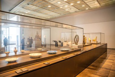 Abu Dabi, BAE - 6 Aralık 2023: Louvre 'un İçi ve Abu Dabi, BAE' deki müze sergilerine bakan ziyaretçiler. Yüksek kalite fotoğraf