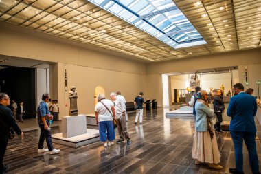 Abu Dabi, BAE - 6 Aralık 2023: Louvre 'un İçi ve Abu Dabi, BAE' deki müze sergilerine bakan ziyaretçiler. Yüksek kalite fotoğraf