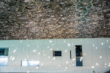 Abu Dabi, BAE - 6 Aralık 2023: Abu Dabi, BAE 'deki müze binalarının üzerinde bulunan Louvre, Dome' un iç kısımları. Yüksek kalite fotoğraf