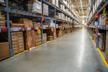 Prag, Çek Cumhuriyeti - 6 Ağustos 2023: IKEA deposunda bir sürü karton kutuyla dolu uzun raflar. Yüksek kalite fotoğraf