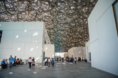 Abu Dabi, BAE - 6 Aralık 2023: Louvre 'un İçi ve Abu Dabi, BAE' deki müze sergilerine bakan ziyaretçiler. Yüksek kalite fotoğraf