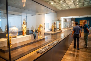 Abu Dabi, BAE - 6 Aralık 2023: Louvre 'un İçi ve Abu Dabi, BAE' deki müze sergilerine bakan ziyaretçiler. Yüksek kalite fotoğraf