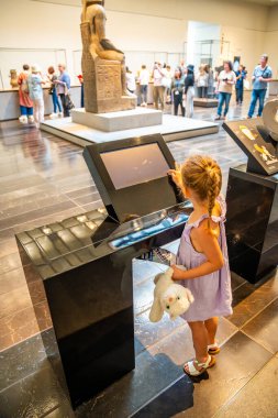 Abu Dabi, BAE - 6 Aralık 2023: Louvre 'un İçi ve Abu Dabi, BAE' deki müze sergilerine bakan ziyaretçiler. Yüksek kalite fotoğraf