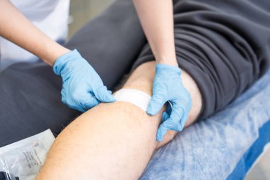 Yara tedavisiyle ilgilenen bir tıp çalışanı. Yüksek kalite fotoğraf