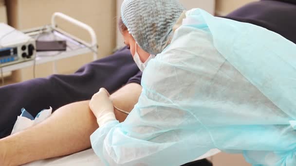 Δερματολόγος Χειρουργός Ράψιμο Μέχρι Μια Πληγή Μετά Από Χειρουργική Επέμβαση — Αρχείο Βίντεο