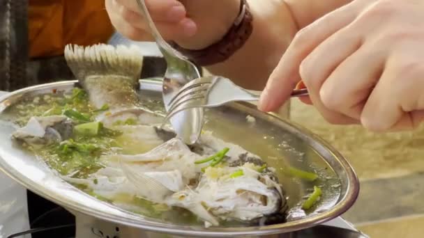Риба Пару Лаймовим Перцем Різними Харчовими Інгредієнтами Столі Тайськими Стравами — стокове відео