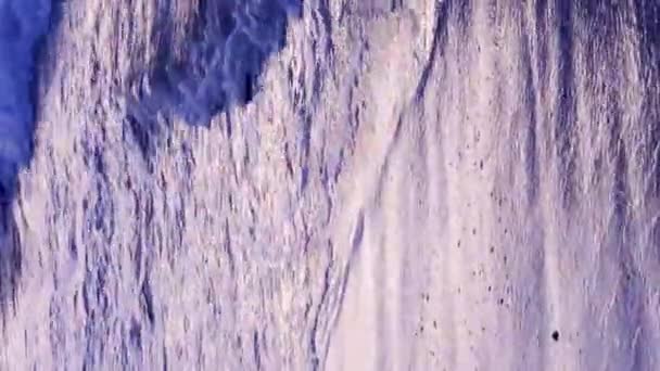 Güneş Battıktan Sonra Tropikal Sahildeki Deniz Dalgalarının Yakın Görüntüsü Suyun — Stok video