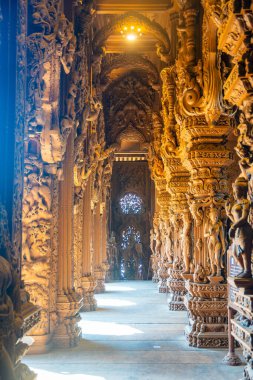 Pattaya, Tayland - 31 Aralık 2023: Pattaya, Tayland 'daki Hakikat Tapınağı' nın içi. Doğruluk Tapınağı. Yüksek kalite fotoğraf