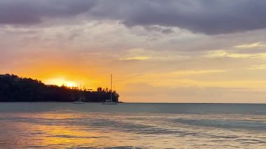 Tropikal deniz kıyısındaki cennet adası Phuket 'in günbatımının güzel manzarası, deniz doğası arka planı. Yat göle demir atmıştı. Yüksek kalite 4k görüntü