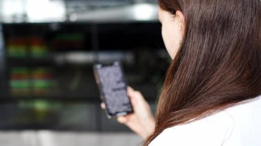 Genç gülümseyen kadın akıllı telefonunda komik bir kitap okuyor. Yüksek kalite 4k görüntü