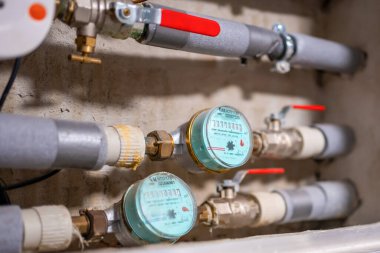 Gerçek dairelerde, Avrupa 'da su sayaçları kadar soğuk ve sıcak su var. Yüksek kalite fotoğraf