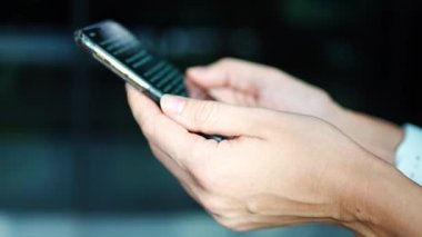 Akıllı telefonuyla internetten kitap okuyan bir kadının el görüntüsü. Yüksek kalite 4k görüntü