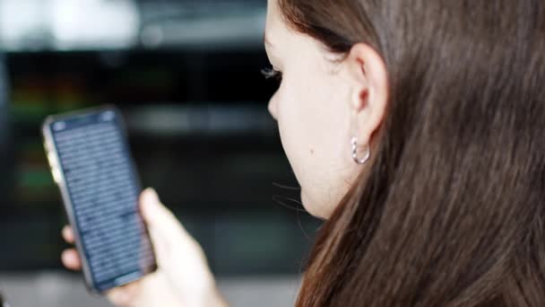 Молодая Улыбающаяся Женщина Читает Смешную Онлайн Книгу Своем Смартфоне Высококачественные — стоковое видео
