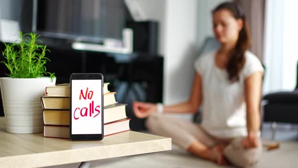 Conceito Desintoxicação Digital Primeiro Plano Smartphone Com Texto Calls Mulher — Vídeo de Stock