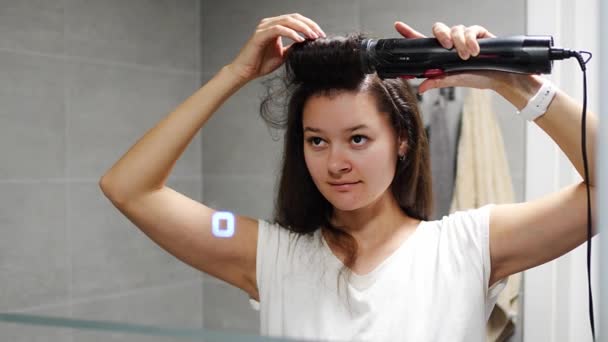 Jovem Mulher Enrola Cachos Acessório Escova Usando Secador Cabelo Multi — Vídeo de Stock