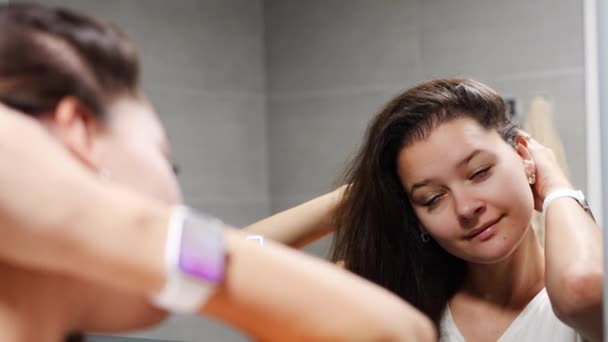 Ung Kvinna Med Mörkt Lockigt Hår Gör Själv Hårbotten Massage — Stockvideo