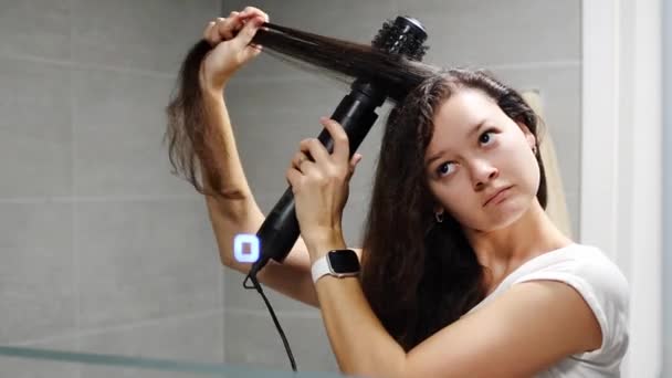 Молода Жінка Намотує Локони Кріплення Пензлем Допомогою Багатоярусної Фену Домашній — стокове відео