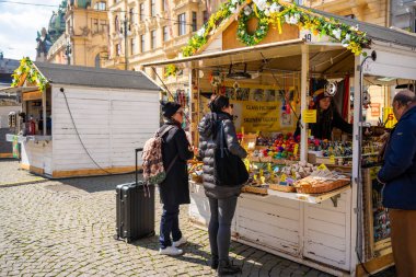 Prag, Çek Cumhuriyeti - 6 Nisan 2023: Prag 'daki alışveriş merkezi Palladium yakınlarındaki Paskalya pazarındaki insanlar. Yüksek kalite fotoğraf