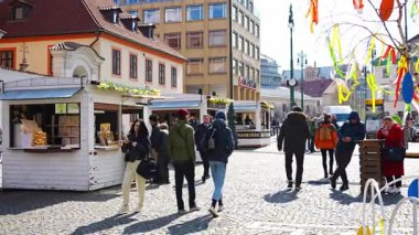 Prag, Çek Cumhuriyeti - 6 Nisan 2023: Prag 'daki alışveriş merkezi Palladium yakınlarındaki Paskalya pazarındaki insanlar. Yüksek kalite 4k görüntü