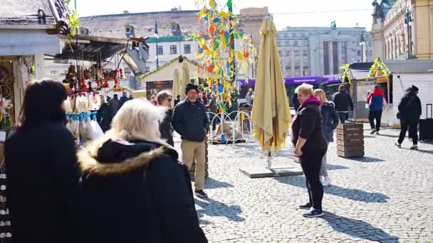 Praga Republika Czeska Kwietnia 2023 Ludzie Rynku Wielkanocnym Pobliżu Centrum — Wideo stockowe