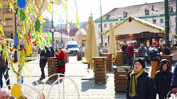 捷克共和国布拉格 2023年4月6日 布拉格市中心附近的复活节市场上的人们 高质量的4K镜头 — 图库视频影像