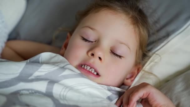 かわいい少女は夢の中で眠り 歯を粉砕し 疲れとストレスで歯を切りました 高品質の4K映像 — ストック動画