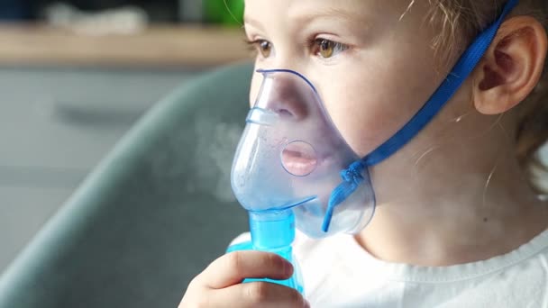 Gadis Kecil Yang Lucu Sedang Duduk Dan Memegang Masker Nebulizer — Stok Video