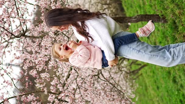 Mujer Joven Con Hija Pequeña Floreciente Jardín Rosa Blanco Petrin — Vídeos de Stock