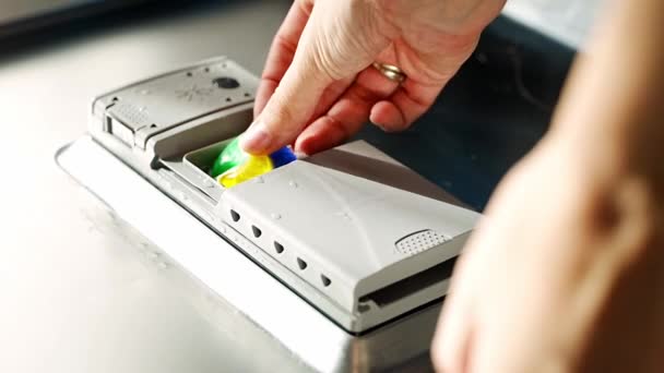 Kadın Eli Bulaşık Makinesine Deterjan Çok Fonksiyonlu Tablet Koyuyor Işleri — Stok video