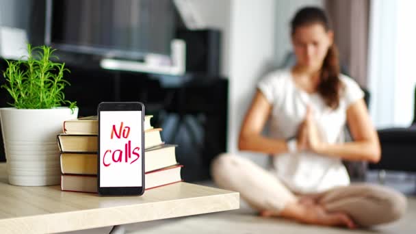 Digitální Detoxikační Koncept Popředí Smartphone Textem Calls Žena Medituje Pozadí — Stock video