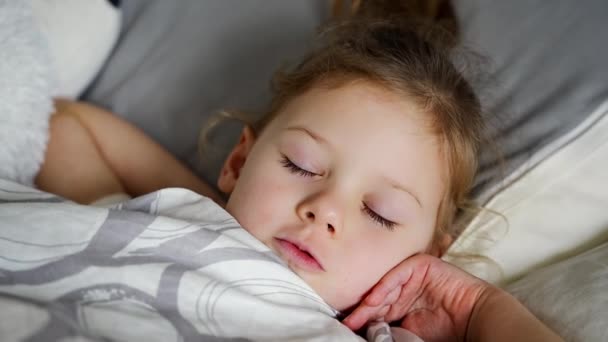 Tatlı Küçük Kız Uyuyor Rüyalarda Dişlerini Gıcırdatıyor Yorgunluk Stresten Dişlerini — Stok video