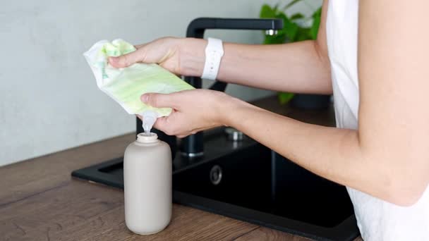 Mulher Derrama Sabão Detergente Embalagem Reciclada Uma Garrafa Reutilizável Conceito — Vídeo de Stock