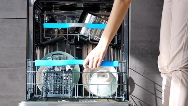 Genç Bayanı Yakından Görmek Temiz Seramik Tabakları Bulaşık Makinesinden Kaldırır — Stok video