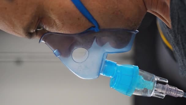 不健康的男人带着雾罩在家里呼吸 医疗设备和人的概念 垂直录像 高质量的4K镜头 — 图库视频影像
