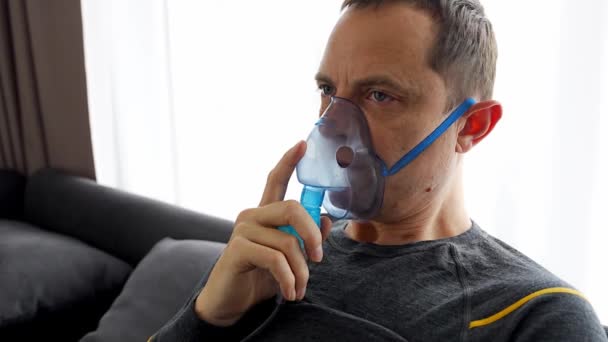 不健康的男人带着雾罩在家里呼吸 医疗设备和人的概念 高质量的4K镜头 — 图库视频影像