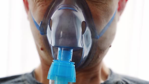 Nebulizör Maskeli Sağlıksız Bir Adamın Evde Nefes Alışını Yakından Izleyin — Stok video