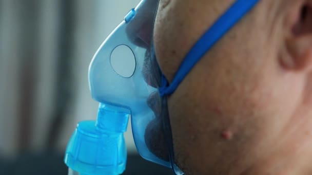 近距离观察不健康的男人带着雾罩在家里呼吸 医疗设备和人的概念 高质量的4K镜头 — 图库视频影像