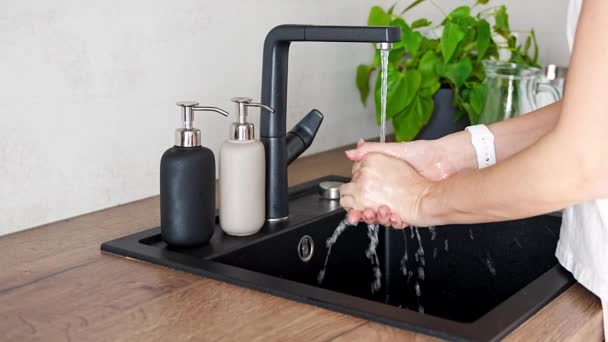 Wanita Mencuci Tangan Dan Menggunakan Sabun Dari Botol Yang Dapat — Stok Video