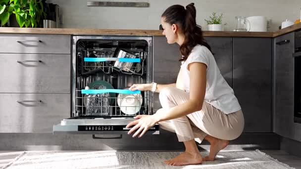 Жінка Видаляє Чистий Керамічний Посуд Посудомийної Машини Концепція Побутової Корисної — стокове відео