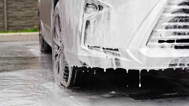 Een Deel Van Auto Tijdens Het Wassen Met Shampoo Water — Stockvideo