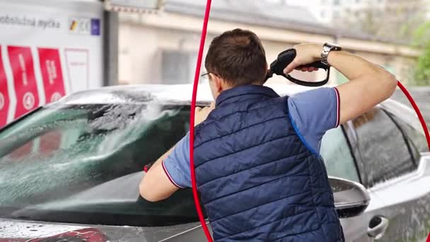 Jongeman Wast Zijn Auto Een Autowasserette Met Behulp Van Een — Stockvideo