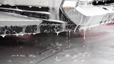 Arabanın bir kısmı şampuan, su ve köpükle yıkanırken. Yüksek kalite 4k görüntü