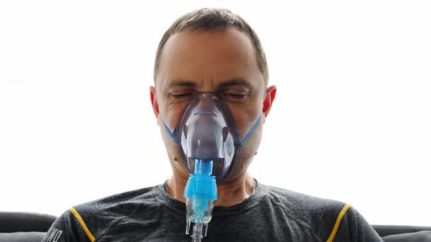 Uomo Malsano Che Indossa Maschera Nebulizzatore Respirare Casa Salute Attrezzature — Video Stock