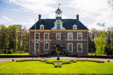 Diepenheim, Hollanda - 7 Nisan 2024: Hollanda Diepenheim kenti yakınlarındaki Overijssel ilindeki tarihi şato Warmelo. Yüksek kalite fotoğraf
