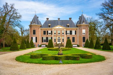Diepenheim, Hollanda - 7 Nisan 2024: Hollanda 'nın Overijssel ilindeki Diepenheim şehrinde bulunan Nijenhuis Kalesi. Yüksek kalite fotoğraf