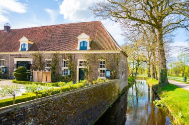 Diepenheim, Hollanda - 7 Nisan 2024: Hollanda 'nın Diepenheim kenti yakınlarındaki Overijssel ilindeki Warmelo Kalesi Bölgesi. Yüksek kalite fotoğraf