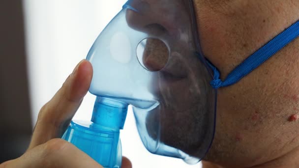 Närbild Ohälsosam Man Bär Nebulisator Mask Andas Hemmet Hälsa Medicinsk — Stockvideo