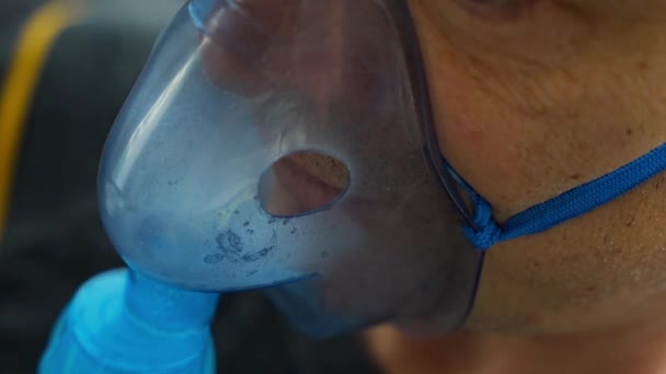 Nebulizör Maskeli Sağlıksız Bir Adamın Evde Nefes Alışını Yakından Izleyin — Stok video