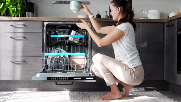 Una Mujer Poniendo Vajilla Cerámica Sucia Lavavajillas Concepto Hogar Tecnología — Vídeos de Stock